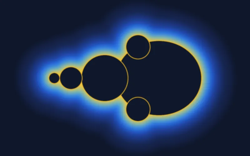 Ensemble de Mandelbrot stylisé : la silhouette sombre de la fractale cerclée d'un halo ambre puis bleu sur fond bleu nuit.